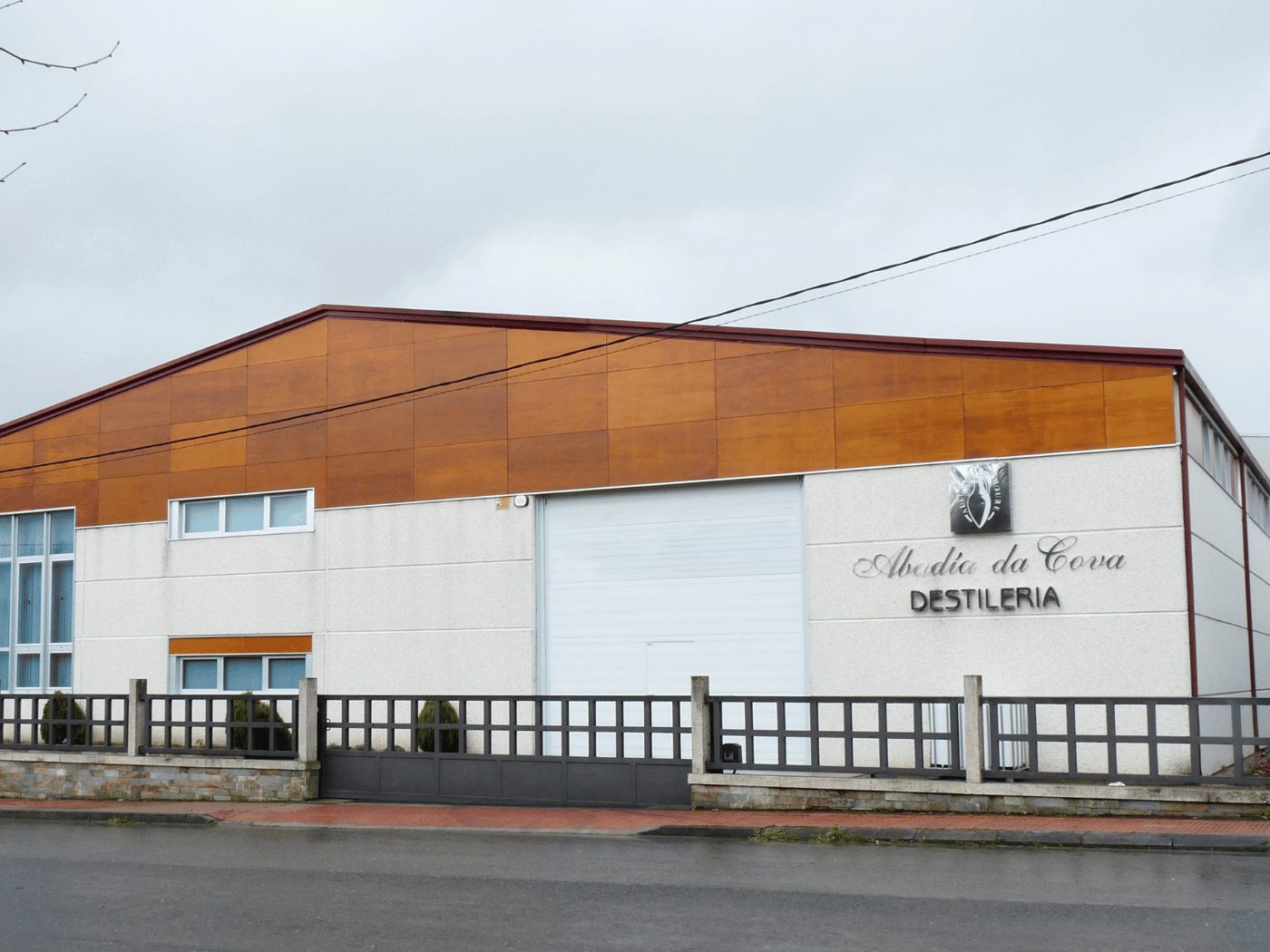 imagen destacada proyecto de arquitectura industrial destileria abadia da cova
